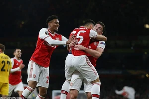 MU chia điểm nhàm chán, Arsenal thắng dễ