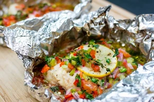 Nguy hại sức khỏe từ màng bọc thực phẩm bằng kim loại