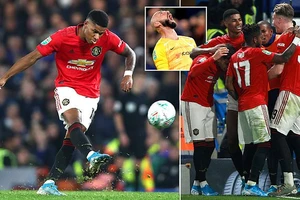 Rashford tỏa sáng lập siêu phẩm, MU hạ Chelsea vào tứ kết