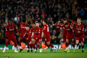 Hòa tỉ số khó tin, Liverpool loại Arsenal trên loạt 'đấu súng'
