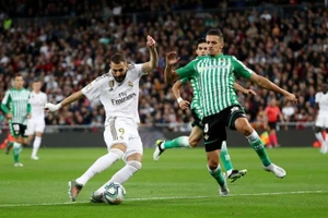 Real mất chiến thắng do VAR, Barca thua sốc nhưng vẫn đầu bảng