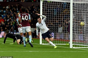 Hậu vệ tỏa sáng, Liverpool và Man City cùng ngược dòng khó tin