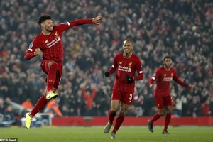 Napoli chia điểm sân nhà, Liverpool hạ Salzburg lên ngôi đầu