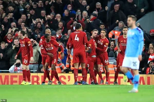 Hạ Man City đầy tranh cãi, Liverpool độc chiếm ngôi đầu