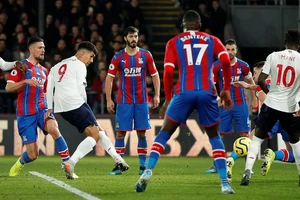  Liverpool thắng khó hiệp 2, Arsenal thoát thua phút bù giờ