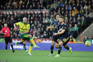 Aubameyang lập ‘cú đúp’ giúp Arsenal thoát thua