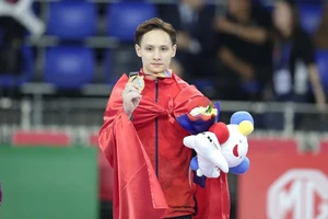 Phương Thành giành 'cú đúp vàng' môn TDDC tại SEA Games 30