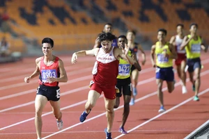 Đối thủ chúc mừng và khẳng định Dương Văn Thái không phạm lỗi