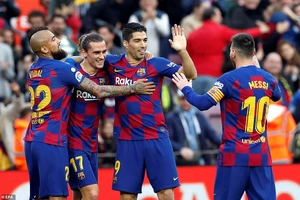 Trọng tài 2 lần từ chối bàn thắng, Barca vẫn thắng tưng bừng