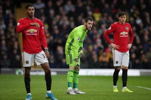 Siêu sao liên tiếp mắc sai lầm, MU thua sốc đội chót bảng