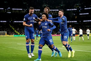 Sao Hàn nhận thẻ đỏ, Tottenham thảm bại trước Chelsea
