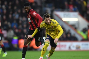 Arsenal chật vật cầm hòa, Chelsea thua sốc tại Stamford Bridge