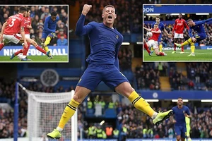 VAR liên tiếp 'cứu' Chelsea, Liverpool thắng khó nhờ siêu phẩm