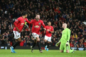 VAR cứu thua, M.U đánh bại ‘Bầy sói'