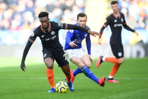 Trung vệ lập “cú đúp”, Chelsea rượt đuổi tỷ số trước “bầy cáo“