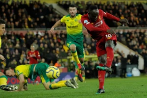 Mane tỏa sáng, Liverpool nhọc nhằn thắng đội chót bảng