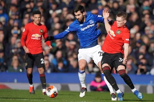 VAR 'cứu thua' phút cuối, MU nhọc nhằn có điểm trước Everton