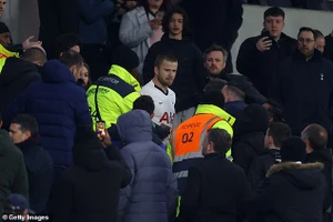 Sao Tottenham xô xát với CĐV, HLV Mourinho bênh vực học trò