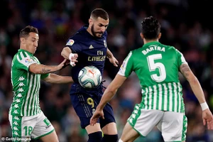 Thua sốc Betis, Real Madrid dâng ngôi đầu cho Barca