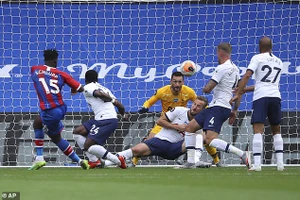 Tottenham dự Europa League, Aston Villa trụ hạng thành công