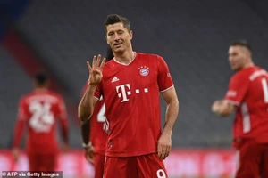 Lewandowski lập poker, Bayern thắng nghẹt thở phút bù giờ