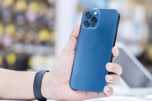 iPhone 12 Pro Max màu Pacific Blue và Graphite về ồ ạt