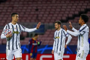 Ronaldo tỏa sáng, Juventus hạ Barca chiếm ngôi đầu
