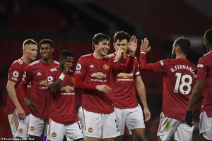 ‘Đánh tennis’ với Leeds, MU vào Top 3 Premier League