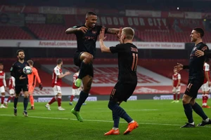 Thắng đậm Arsenal tại Emirates, Man. City vào bán kết EFL Cup