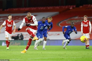 Arsenal thắng sốc Chelsea, Man City áp sát Top 4