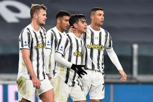 Juventus áp sát Top 4, AC Milan giữ vững ngôi đầu