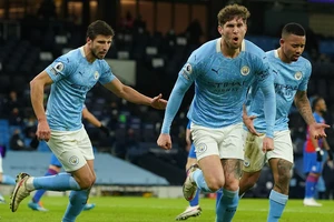 ‘Hủy diệt’ Crystal Palace, Man City vượt mặt Liverpool