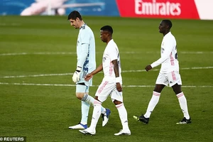 Trung vệ nhận thẻ đỏ, Real Madrid thua sốc trên sân nhà