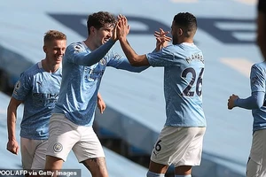Cặp trung vệ giúp Man. City thắng trận thứ 20 liên tiếp