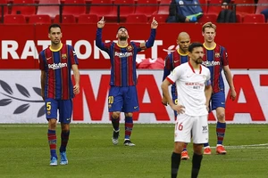 Messi rực sáng, Barcelona vượt mặt Real Madrid