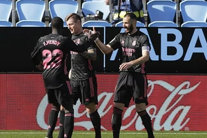 Benzema tỏa sáng, Real Madrid soán ngôi Barcelona