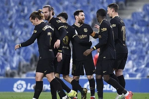 Barca ‘đánh tennis’, Suarez giúp Atletico Madrid giữ ngôi đầu