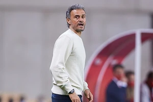 HLV tuyển Tây Ban Nha gặp sự cố hi hữu