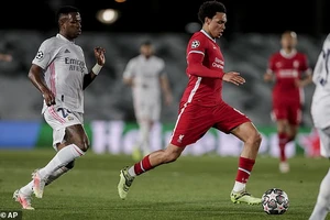 Real Madrid thắng lớn Liverpool, Man. City thắng khó cuối trận