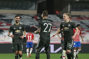 MU rộng cửa đi tiếp, Arsenal tiếc nuối cuối trận