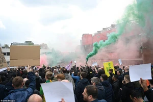 Hoãn trận đấu MU-Liverpool do CĐV bạo động tại Old Trafford