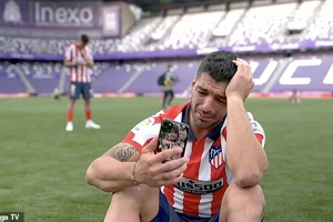 Vô địch La Liga, Suarez rơi nước mắt nói về Barcelona