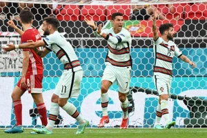 Bồ Đào Nha hạ Hungary kịch tính, Ronaldo đi vào lịch sử Euro