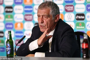 Bồ Đào Nha thua sốc, HLV Santos nhắn tin chúc mừng thủ tuớng Đức