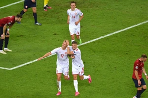 Bùng nổ trong hiệp một, Đan Mạch hạ Czech vào bán kết Euro 2020