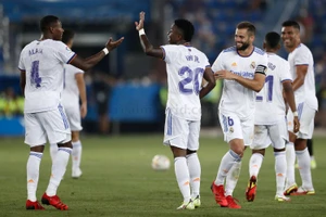 Benzema lập cú đúp, Real Madrid thắng đậm trận mở màn