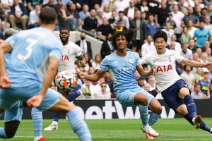 Thua sốc Tottenham, Man City mở màn hụt hơi