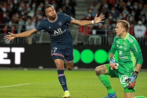 Rượt đuổi tỷ số với Brest, PSG thắng trận thứ ba liên tiếp