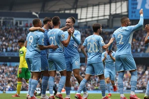 ‘Trút giận’ lên Norwich City, Man. City có chiến thắng đầu tiên