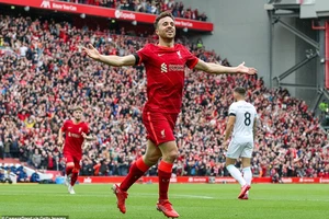 Hàng công tỏa sáng, Liverpool lên ngôi đầu Premier League